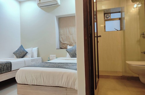 Wellington Pier Cabin | Apollo Guest House – Colaba Causeway