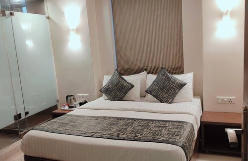 Wellington Pier Cabin | Apollo Guest House – Colaba Causeway