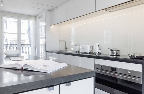 8th Arrondissement Apartment | Appartement Exclusif et Luxueux à 300m des Champs Elysées!