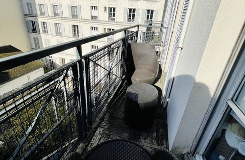 Jardin des plantes Apartment | Appartement Lumineux, Dernière Étage, Traversant Avec Deux Balcons