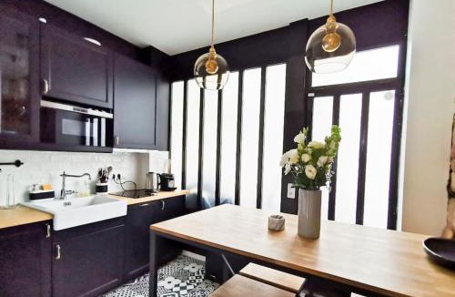 Suresnes Apartment | Appartement rénové une chambre avec espace de travail