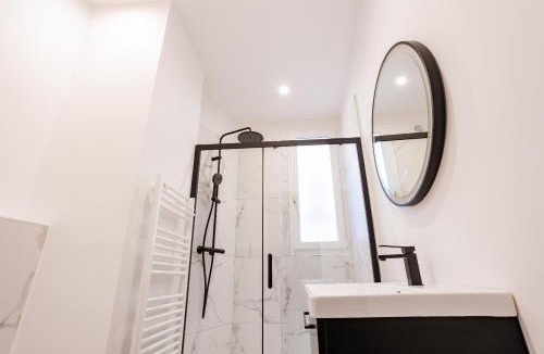 Quartier Sainte-Marguerite Apartment | Appartement spacieux 11eme , rue de la main d'or
