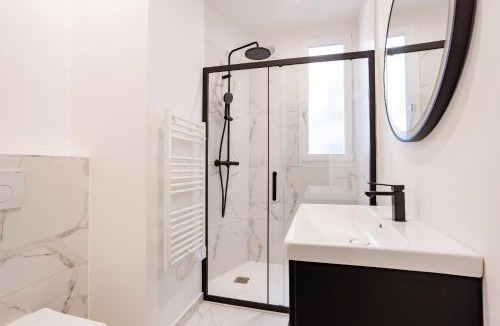 Quartier Sainte-Marguerite Apartment | Appartement spacieux 11eme , rue de la main d'or