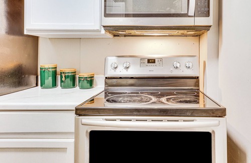 Youngstown Apartment | Apt 4 Mi to Youngstown State University!