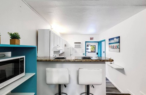 Royal Poinciana Bed & Breakfast | Aqua Breeze Retreat with Free Parking