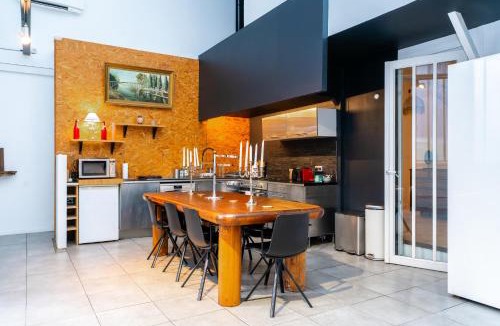 Montreuil Villa | Artist Loft Experience Stylish 4-Bedroom Stay