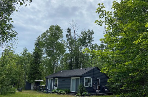 Southampton Cottage | Artist's Lakehouse - Cozy Private Cottage by Lake Huron - Sleeps up to 5 people