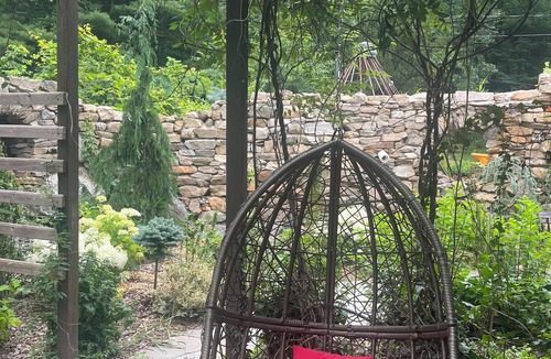 Kent House | Artistic barn: wood burning hottub, sauna and pizza oven