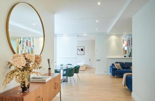 Champs-Elysees Apartment | Avenue Montaigne - Prestigieux 2BR