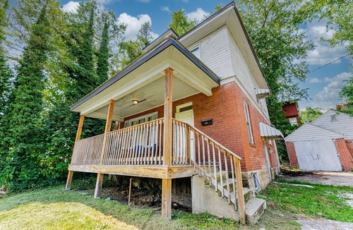 Woodburn House | Awesome House, 5 minutes to DT, 2 miles to Stadium and Ruby Memorial!