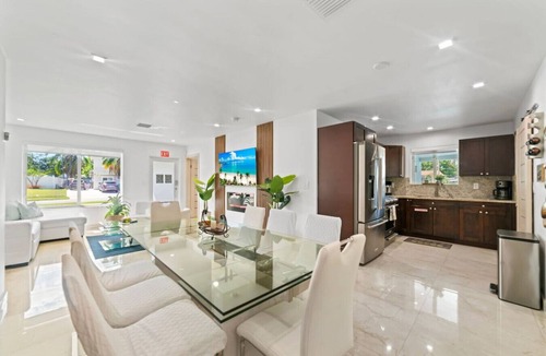 Boulevard Heights House | Baby Camellia Modern, luxurious and spacious house
