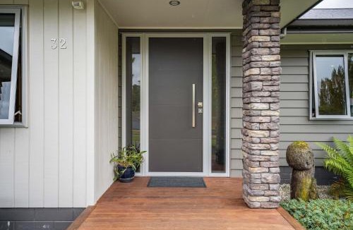 Kinloch House | Bach 32 - Taupo Holiday Home