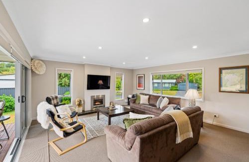 Kinloch House | Bach 32 - Taupo Holiday Home