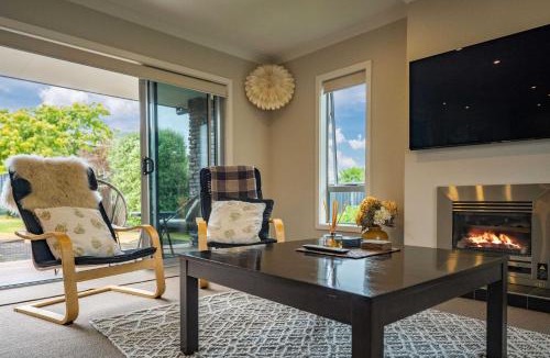 Kinloch House | Bach 32 - Taupo Holiday Home