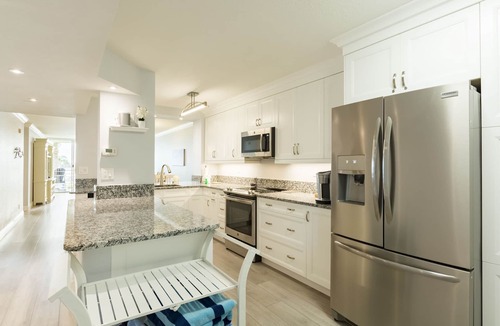 St. Petersburg Condo | Bahia Vista 11-337 | Waterfront Condo with Balcony, Bay Views + Resort Pool