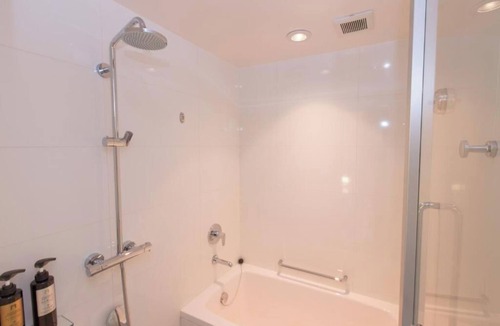 Nishiasakusa Hotel | Balcony King Suite hotel in amazing Taito City with AC, fitness room, WiFi