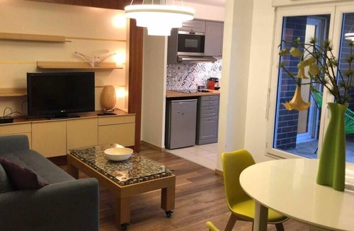 Saint-Denis Apartment | Bamboo Terrace 1BR apartment + Safe parking, FLORA1