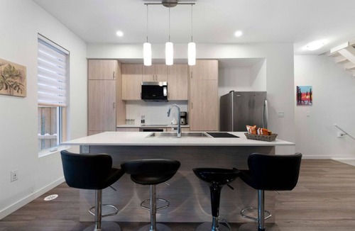 Innisfil House | Bass Oasis 2 – Cozy, Pet-Friendly Getaway Near Beach, Ski Resort, Spa & More!