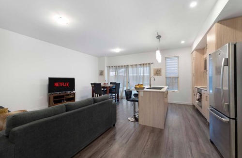 Innisfil House | Bass Oasis 2 – Cozy, Pet-Friendly Getaway Near Beach, Ski Resort, Spa & More!