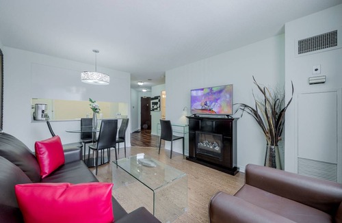 Bay Street Corridor Apartment | Bay St. Penthouse 1 Bedroom 1 Bathroom condo Sleeps 4 Walk to Sick Kids Hospital