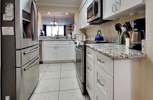 St. Petersburg Condo | Bay View Condo - Balcony Dining, Resort Pool + Hot Tub Access