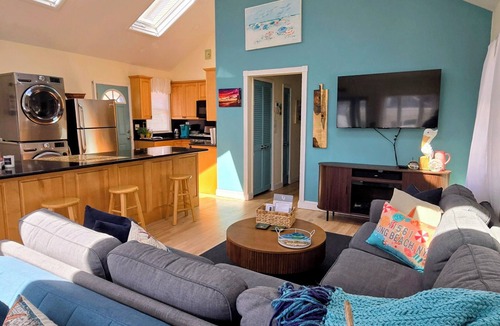 Long Beach House | Beach Bungalow in the Heart of Town - Walk to Beach, Dining & Fun