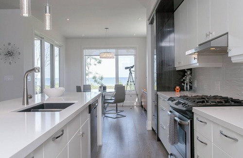Hamilton Apartment | Beach Front Luxury