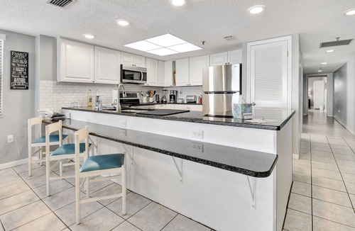 Madeira Beach Condo | BEACH LOUNGES AND UMBRELLA SERVICE INCLUDED! VALUE 200 DOLLARS PER WEEK