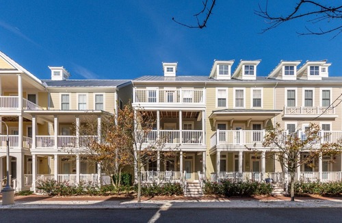 Sunset Island House | Beach Walk Lane @ 67th St, 2 Pools, FREE Linen/Towel Pkg*Beach Chairs/Beach Cart