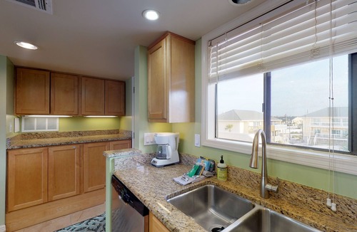 Holiday Isle Condo | Beachfront condo with shared pool, hot tub, & fitness center + beach access