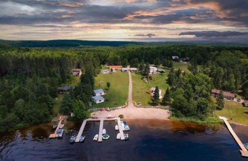 Magnetawan House | Beachfront Cottage #2- Maijac Resort & Marina