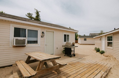 Wasaga Beach Cottage | BEACHFRONT COTTAGE IN WASAGA BEACH - SANDPIPER BEACH RESORT - COTTAGE # 10