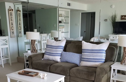 Southend Condo | Beachfront Getaway- Ocean view, Spacious, Pool, Reserved parking