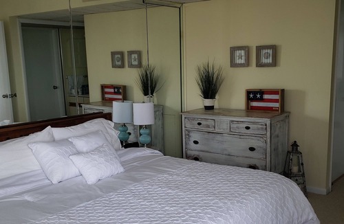 Southend Condo | Beachfront Getaway- Ocean view, Spacious, Pool, Reserved parking
