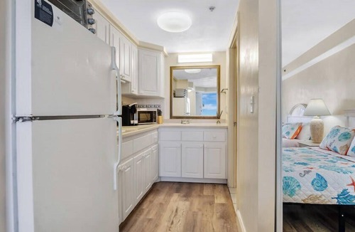 Ortona Park Apartment | Beachfront studio escape w/balcony ocean views