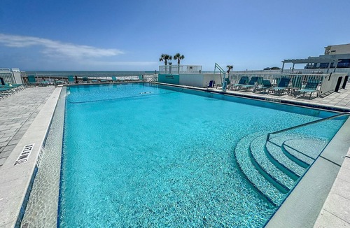 Ormond Beach Park Apartment | Beachfront Studio Stay | Balcony Views & Hot Tub