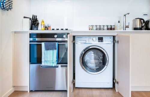 Christchurch House | Beachside Stay| Parking + EV Charger & Spa + Sauna