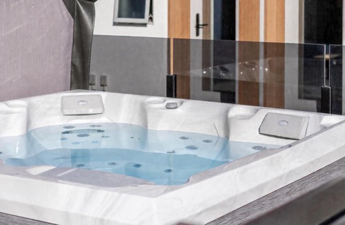 Christchurch Apartment | Beachside Stay - Parking, EV Charger & Spa