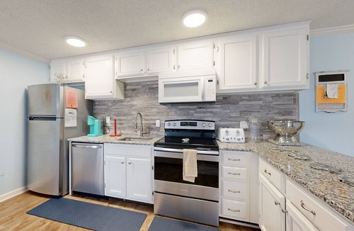 North Ocean City Condo | Beachy updated condo steps from beach with fast WiFi & furnished balcony