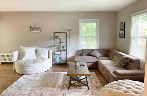 Beacon House | Beacons Great Getaway Near hike, parks, shops and art