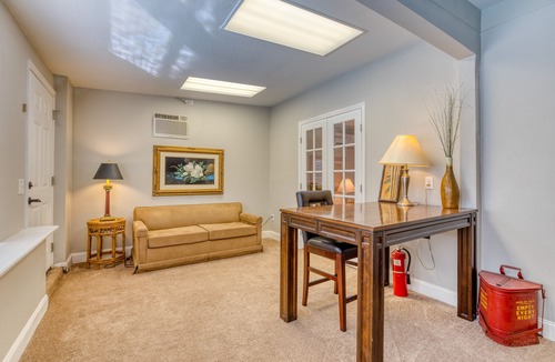 Southern Oaks Apartment | Beautiful 1 Bed Studio Overlooking Pool Oasis