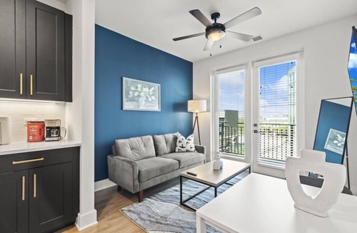 North Hyde Park Apartment | Beautiful 1BD | Pool & Gym | Central Location