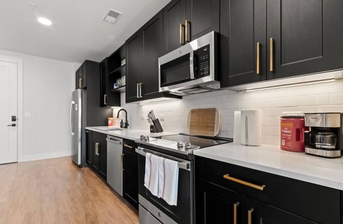 North Hyde Park Apartment | Beautiful 1BD | Pool & Gym | Central Location