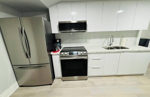 Etobicoke Apartment | Beautiful 2 Bedroom Suite, Full Kitchen and Bathroom