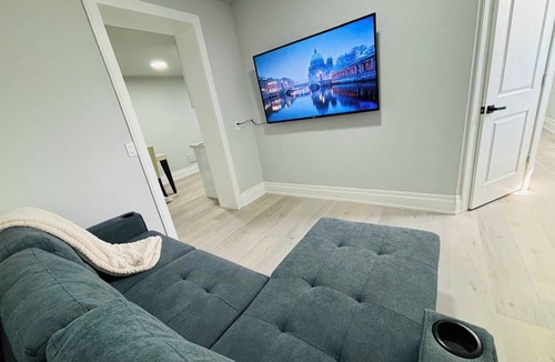 Etobicoke Apartment | Beautiful 2 Bedroom Suite, Full Kitchen and Bathroom