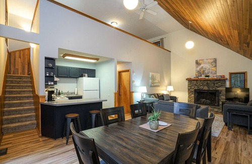 Leadsville Cabin | Beautiful 2bdrm Cabin°Hot Tub°Balcony°Parking°