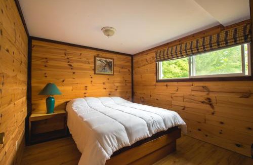 Minden Hills House | Beautiful 3 Bdrm + Bunkie Waterfront Cottage Near Gull Lake