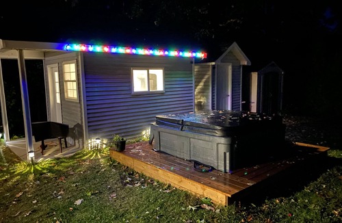 Balm Beach House | Beautiful 3-Bdrm Cottage close to Ski Resorts w/Hot Tub, Game Room, & more!