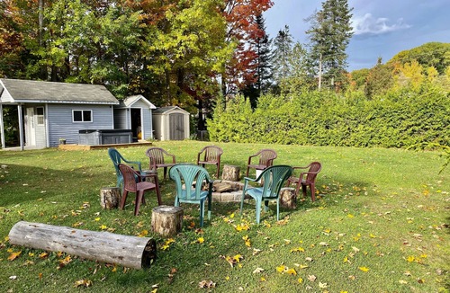 Balm Beach House | Beautiful 3-Bdrm Cottage close to Ski Resorts w/Hot Tub, Game Room, & more!
