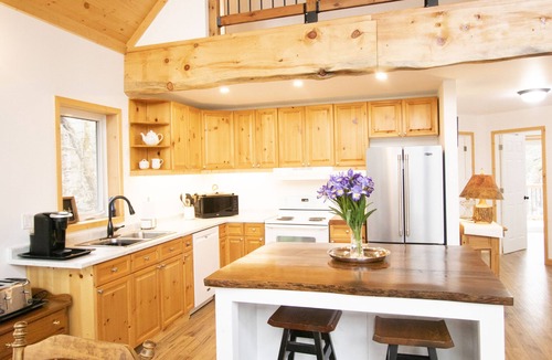 Muskoka Lakes Cottage | Beautiful 3 bedroom chalet like cottage on Lake Muskoka: family friendly